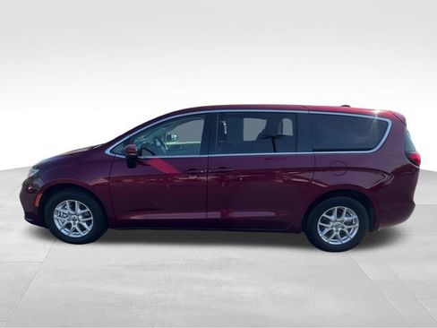Used 2023 Chrysler Pacifica Touring-L FWD image 3
