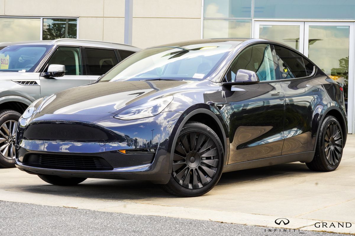 Used 2024 Tesla Model Y Long Range AWD/4WD image 1