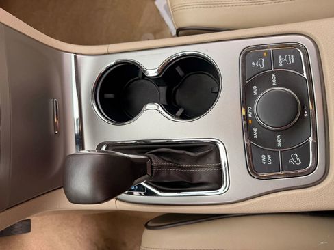 Used 2018 Jeep Grand Cherokee Overland AWD/4WD image 20