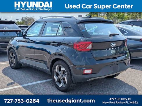 Used 2022 Hyundai Venue SEL image 2