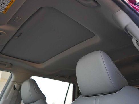 Used 2023 Toyota Highlander XLE FWD image 25