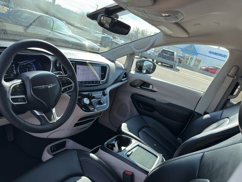 Used 2024 Chrysler Pacifica Touring-L image 24