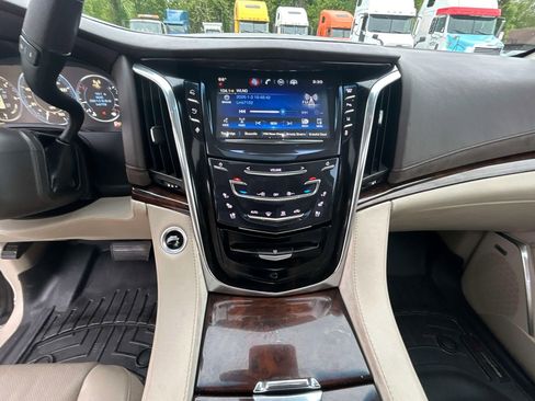 Used 2015 Cadillac Escalade ESV Luxury AWD/4WD image 17