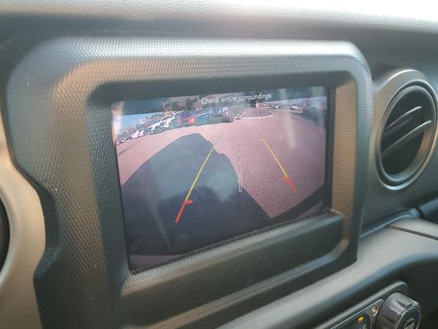 Used 2018 Jeep Wrangler Unlimited Sport S image 28