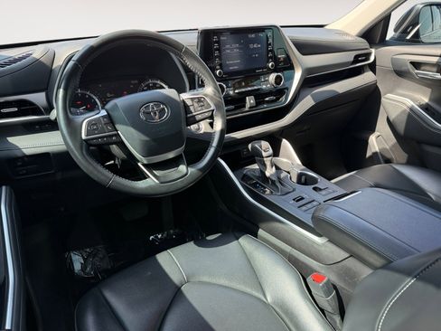 Used 2022 Toyota Highlander XLE AWD/4WD image 15