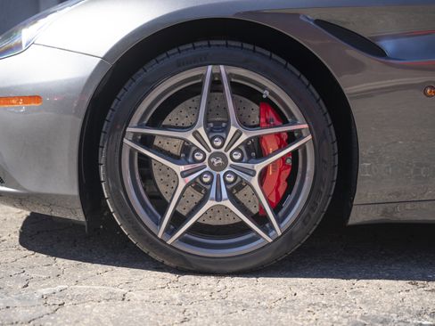 Used 2015 Ferrari California T image 26