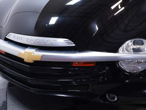 Used 2005 Chevrolet SSR w/ Preferred Equipment Group image 18