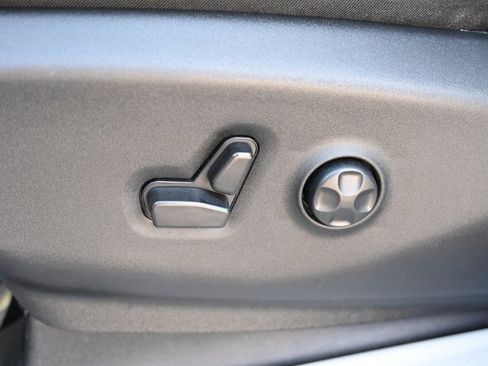 Used 2023 Chrysler Pacifica Touring-L FWD image 15