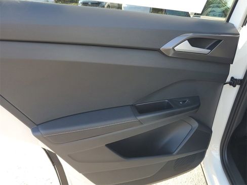 New 2026 Volkswagen Taos SE image 9