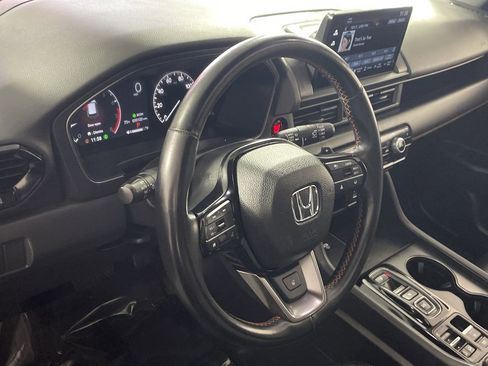 Used 2025 Honda Pilot TrailSport image 11