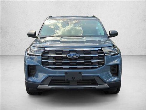 Used 2025 Ford Explorer Active RWD image 2