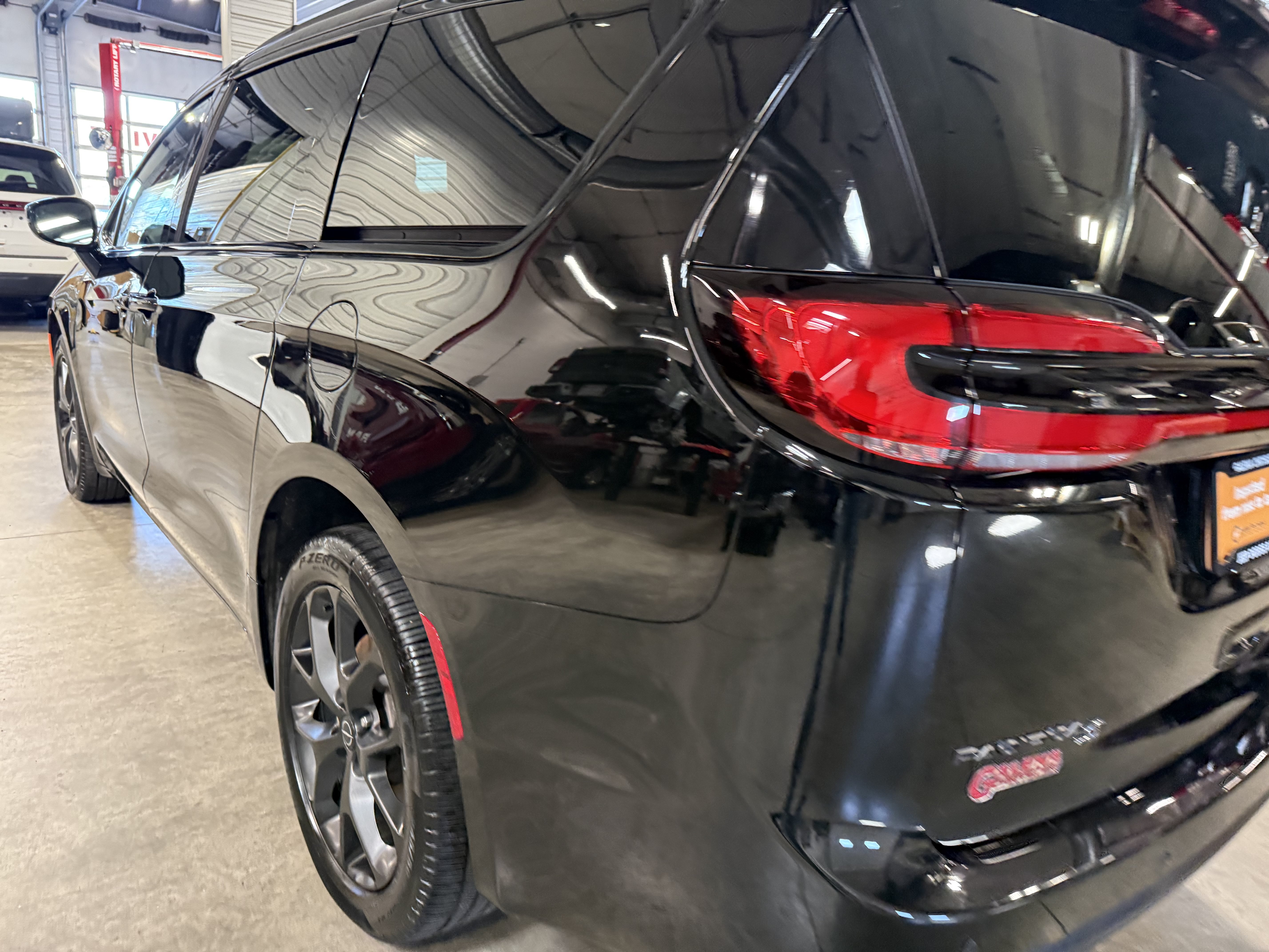 Certified 2025 Chrysler Pacifica Limited AWD/4WD image 28