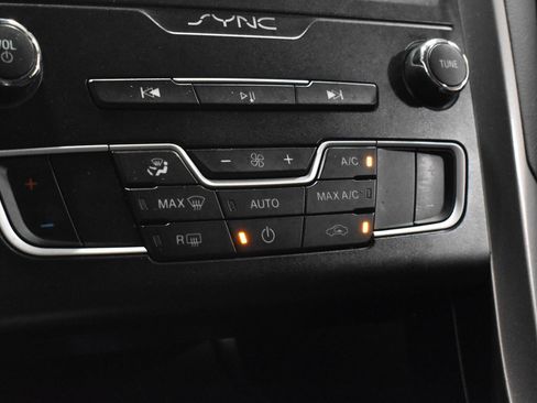 Used 2020 Ford Fusion SE FWD image 20