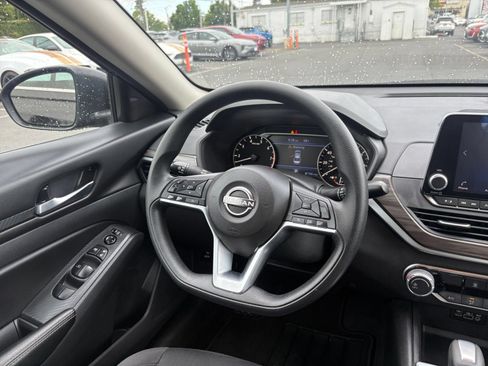 Used 2025 Nissan Altima 2.5 SV FWD image 34