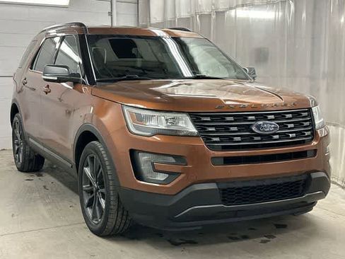 Used 2017 Ford Explorer XLT w/ Equipment Group 202A AWD/4WD image 32