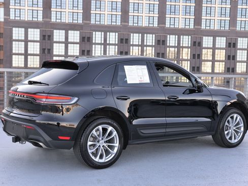 Certified 2025 Porsche Macan image 9
