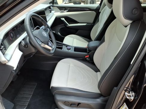 Used 2025 Volkswagen Tiguan SE AWD/4WD image 15