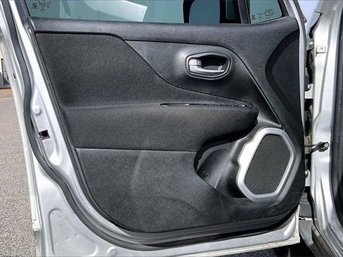 Used 2019 Jeep Renegade Latitude image 17