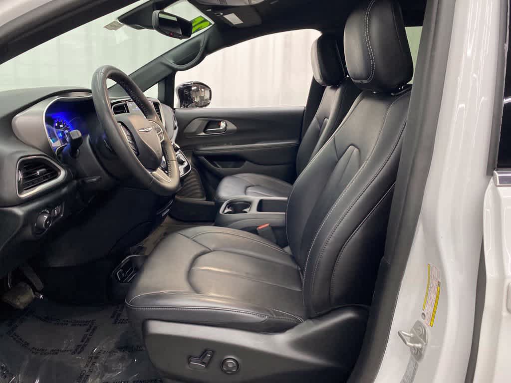 Used 2025 Chrysler Pacifica Select FWD image 12