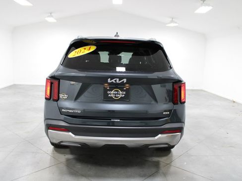 Used 2024 Kia Sorento S image 8