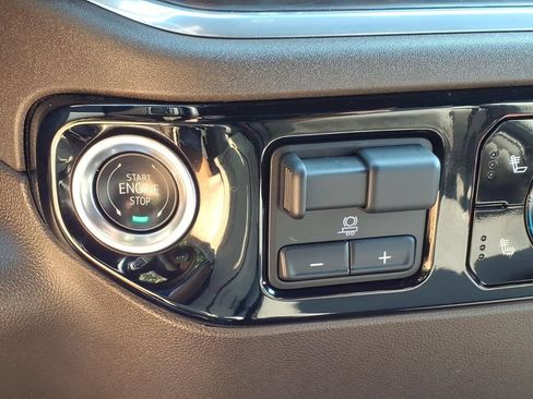 Used 2025 GMC Sierra 1500 SLT AWD/4WD image 26