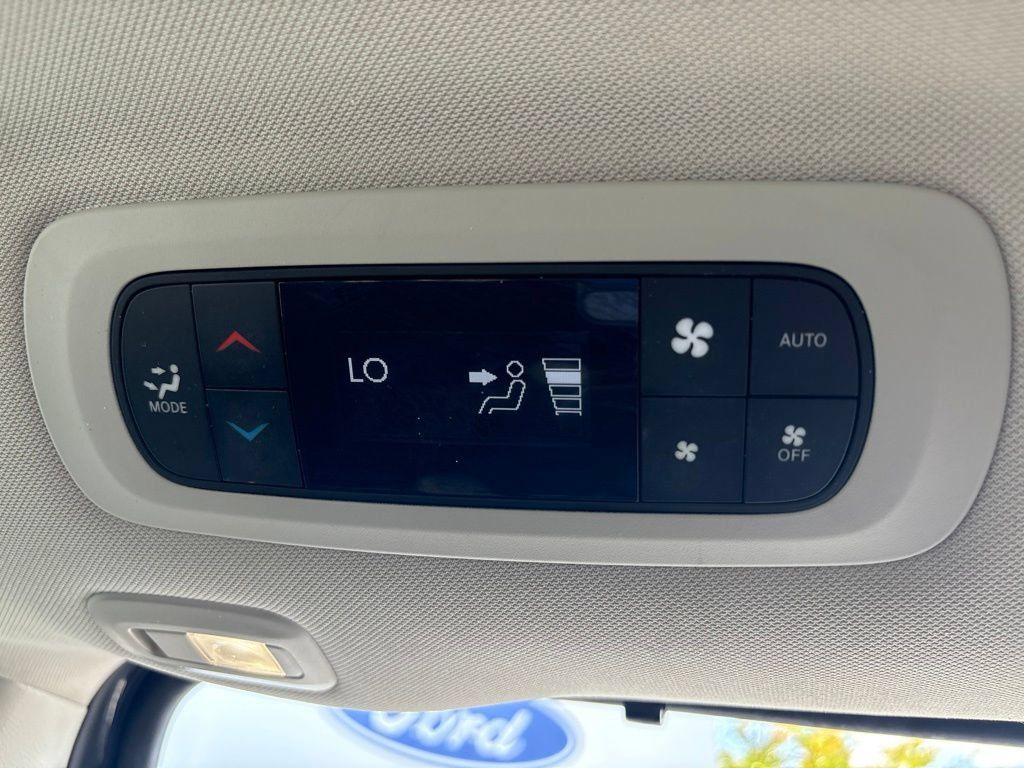 Used 2023 Chrysler Pacifica Limited FWD image 24