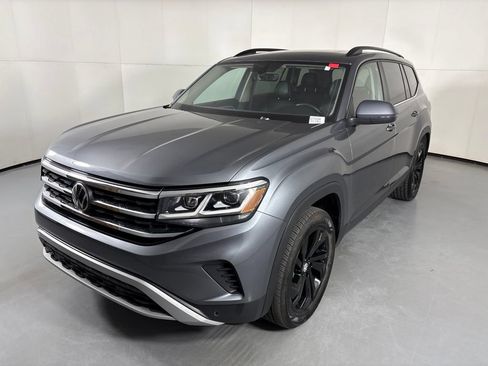 Used 2023 Volkswagen Atlas SE w/ Panoramic Sunroof Package FWD image 4