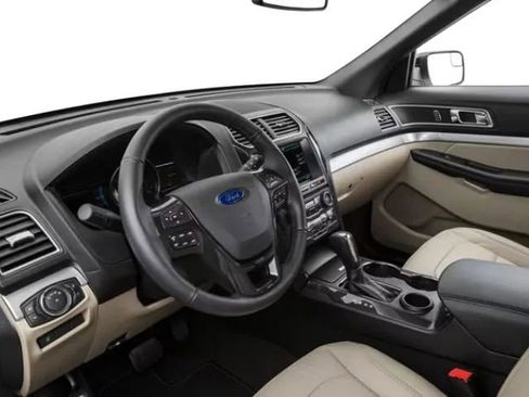 Used 2018 Ford Explorer XLT w/ Equipment Group 202A image 2