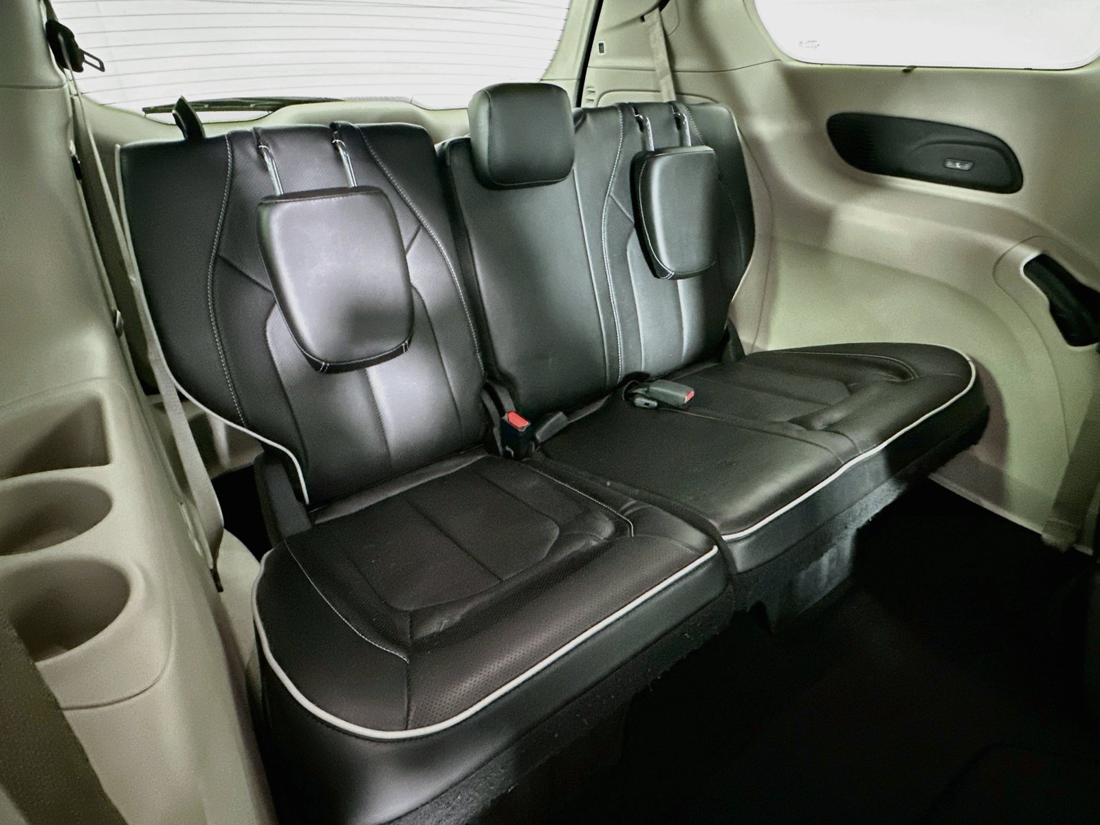 Used 2023 Chrysler Pacifica Limited w/ Uconnect Theater Family Group FWD image 30