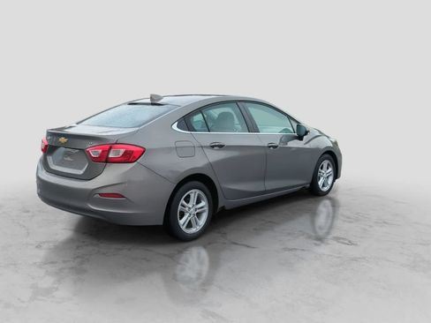 Used 2018 Chevrolet Cruze LT w/ Convenience Package FWD image 8