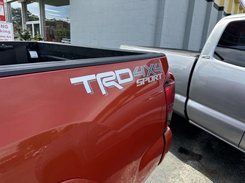 Used 2018 Toyota Tacoma TRD Sport AWD/4WD image 2
