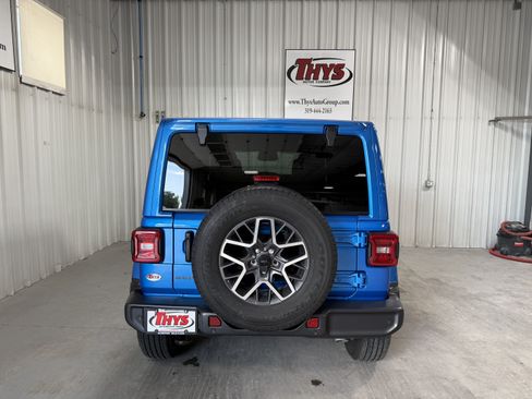 Used 2026 Jeep Wrangler Unlimited Sahara AWD/4WD image 4