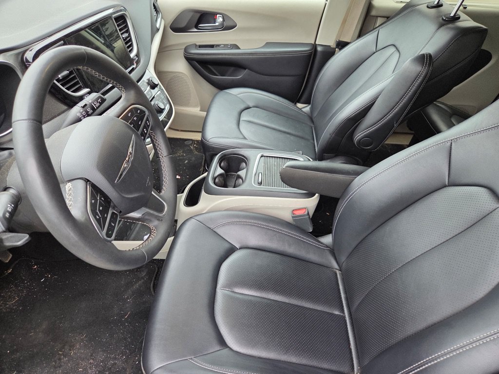 Used 2024 Chrysler Pacifica Touring-L FWD image 3