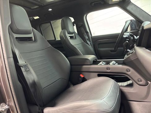Used 2025 Land Rover Defender 110 image 32