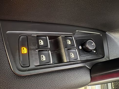 Used 2021 Volkswagen Tiguan SE R-Line image 11