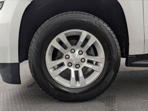 Used 2018 Chevrolet Suburban LS RWD image 32