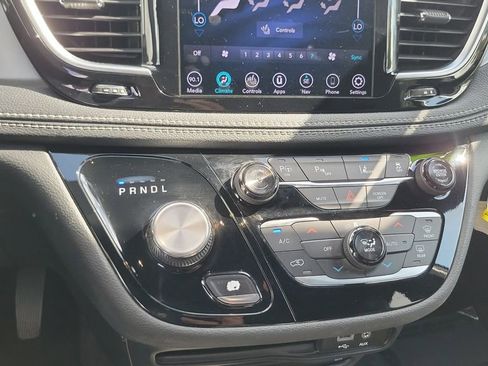Used 2019 Chrysler Pacifica Limited w/ Advanced Safetytec Group FWD image 14