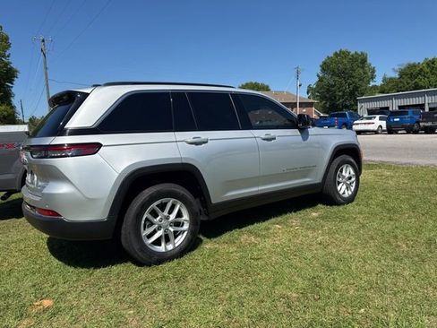 Used 2025 Jeep Grand Cherokee Laredo X w/ Luxury Tech Group I RWD image 9