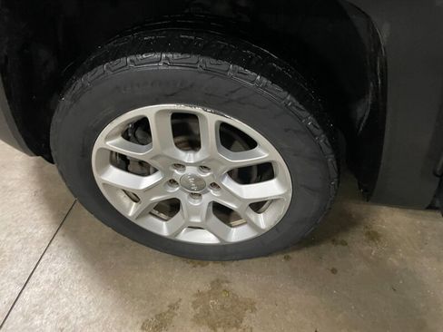 Used 2015 Jeep Renegade Latitude w/ Cold Weather Group image 20