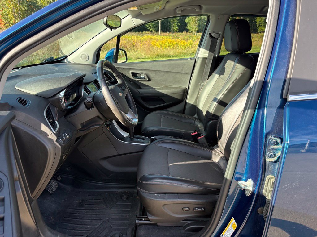 Used 2019 Chevrolet Trax LT w/ LT Convenience Package FWD image 12
