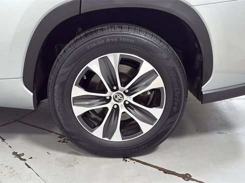 Certified 2023 Toyota Highlander XLE image 24
