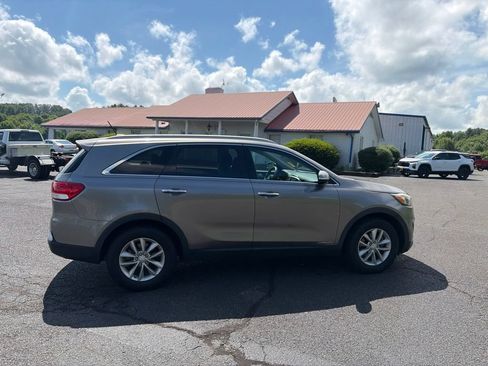 Used 2017 Kia Sorento AWD image 11