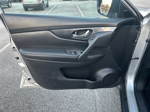 Used 2017 Nissan Rogue SV w/ SV Premium Package image 10