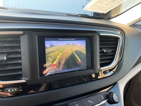 Used 2018 Chrysler Pacifica Touring-L w/ Tire & Wheel Group FWD image 20