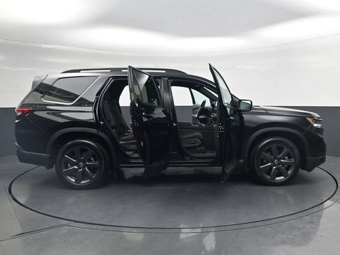 Used 2025 Honda Pilot Sport image 36