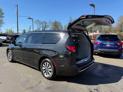 Used 2023 Chrysler Pacifica Touring-L image 9
