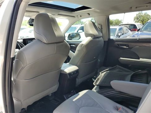 Used 2022 Toyota Highlander Limited image 7