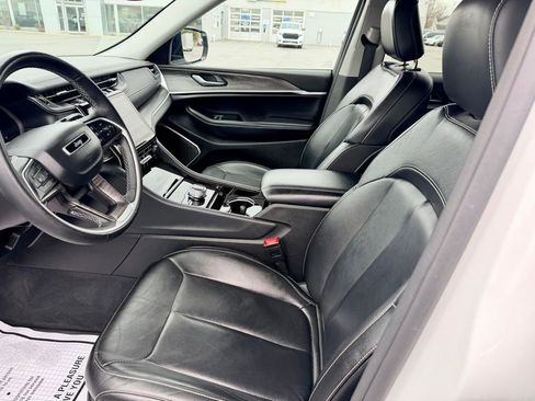 Used 2023 Jeep Grand Cherokee Limited w/ Black Appearance Package AWD/4WD image 9