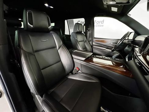 Used 2022 Cadillac Escalade Luxury w/ LPO, Floor Liner Package AWD/4WD image 18
