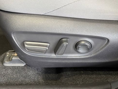 Certified 2021 Toyota Venza LE w/ Carpet Mat Package (TMS) image 18